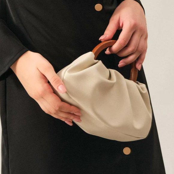 The Solid Ruched Handbag - Picture 2 of 4